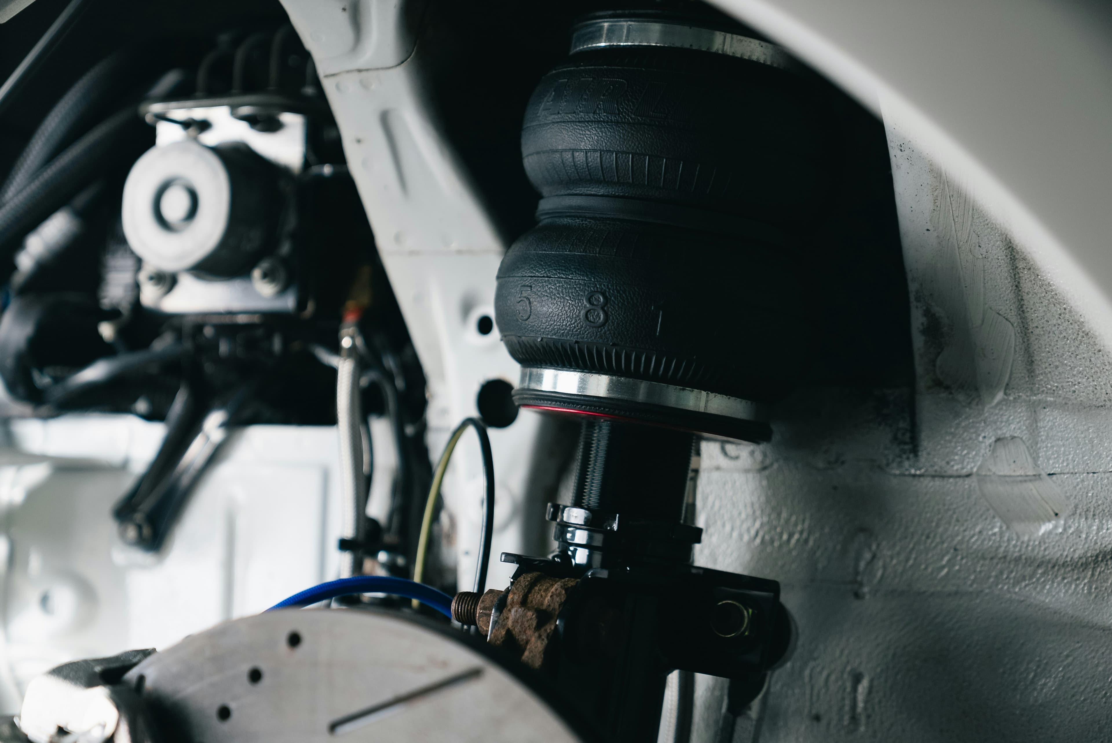 Air suspension install with trunk-mounted management